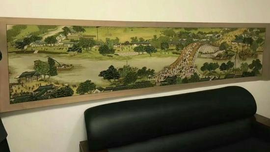 此次涉案的《清明上河图》也是传闻拍出天价的十字绣题材。
