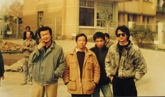 1988 年黄山会议，董超、栗宪庭、蓝正辉（右一）等