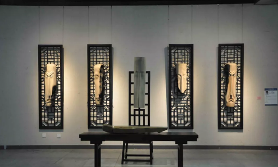 《六根》 关启希 材质:砖、木 尺寸:300cm×150cm×300cm