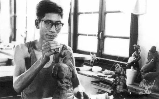 1972年黄松坚在创作《草原医生》