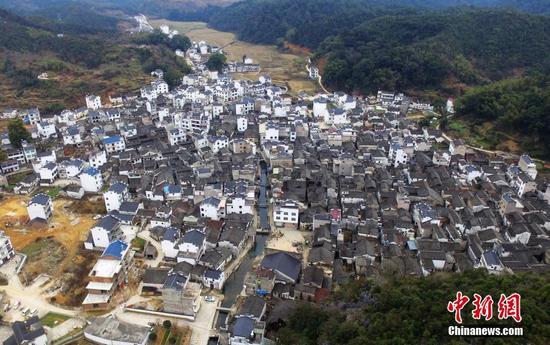 村庄现存明清民宅500多幢，一条呈太极图形S的碧绿小溪穿村而过，民宅夹浚溪而建。