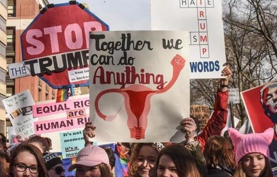 2018年1月20日，参与女性大游行（Women’s March）的人群行进在曼哈顿第六街上。图片：courtesy of Stephanie Keith Getty Images