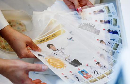 日本花滑选手羽生结弦夺金纪念邮票发售。东方IC 图
