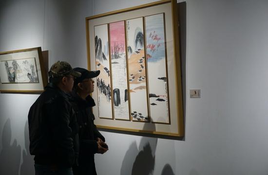 现场观众看展