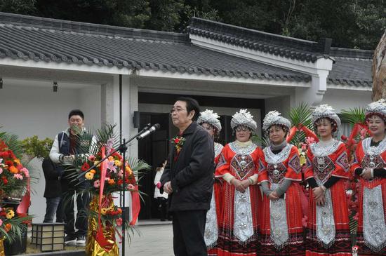 中国美术家协会副主席黄格胜宣布画展开幕