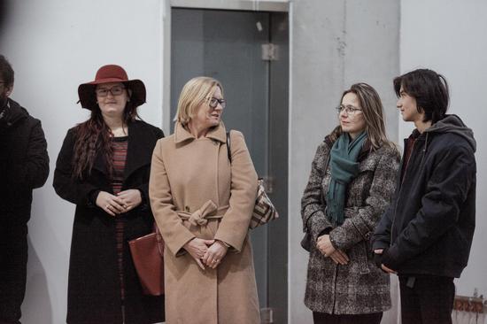 右二起捷克驻华大使馆领事、文化参赞夫人、文化参赞助理