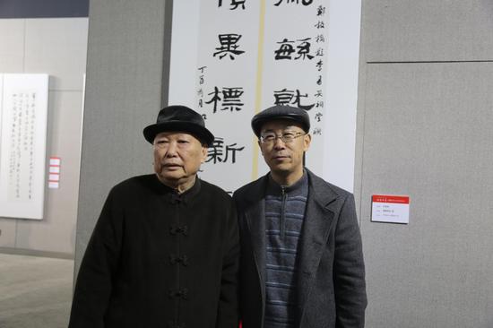 尉天池主席和参展书法家仇高驰合影