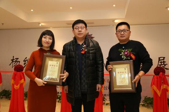 北京视觉经典美术馆名誉副馆长为此次展览的两位画家颁发展览证书