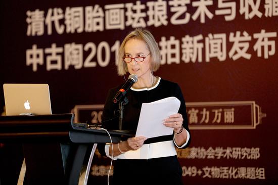 国际著名艺术机构JorgeWelshWorksofArt创始人兼合伙人、铜胎画珐琅学者、欧洲著名大收藏家文路莎发言