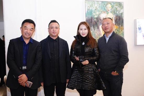 从左至右：兴城体育局局长李春彬、张旭东、张晶晶、斯达威董事长张东元