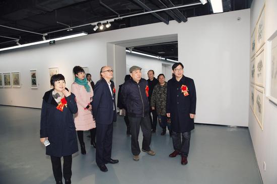 参展嘉宾现场观展