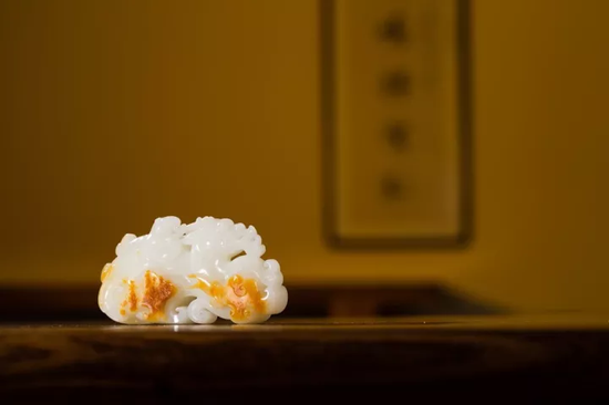 吴金星 和田玉金黄皮籽料腾云辟邪兽 10.1*4.9*2.4cm 179g 款识:吴
