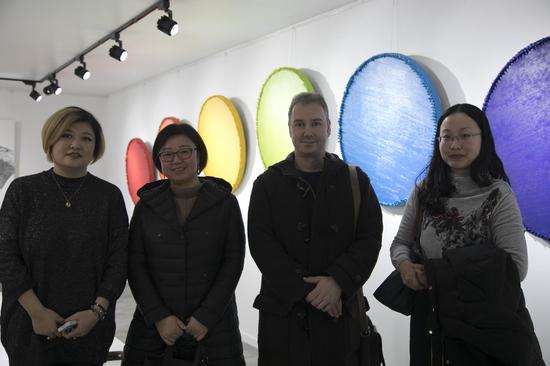左起：策展人钟嫒，收藏家Anni，史论家,收藏家，艺术家。
