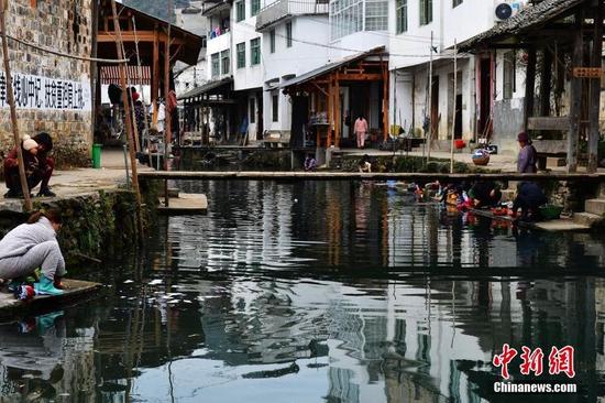 小溪两岸由古桥相连，简朴幽雅，可谓“小桥流水人家”。