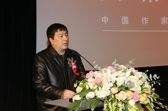 中国作家书画院常务副院长兼秘书长张瑞田主持开幕式