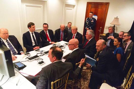 2017年4月6日，特朗普听取国家安全小组关于军事打击叙利亚的通报，并与国防部长、参谋长联席会议主席召开视频电话会议。
