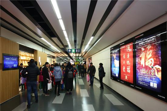 乘客参观“第二届全球华人少年书法大会”地铁展厅