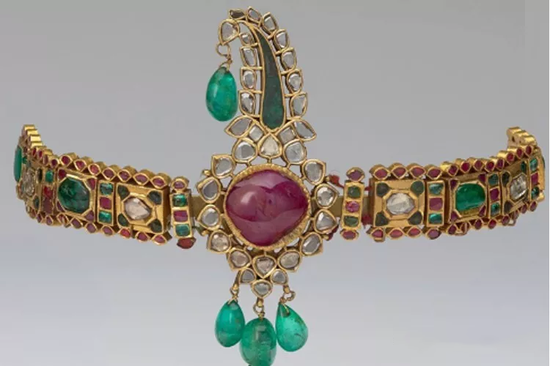 印度王室赠予的冠冕 　　镶嵌红宝石、祖母绿及钻石