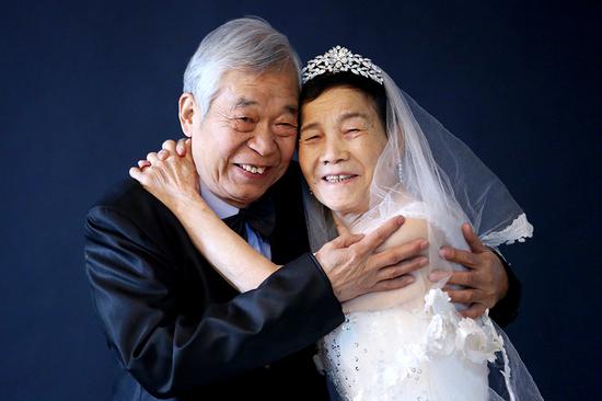 2014年02月14日,陕西省西安市。3月16日,于更轩和罗兰结婚就要整整60年了。“这么多年过来,我一直都欠她一枚戒指,我打算等到结婚纪念日那天送给她。”他说,这件事还没有告诉老伴,希望能够给她一个惊喜。 拍照时,于更轩与罗兰在摄影师的建议下,在相机前定格下深情一吻。事后,罗兰直呼这是“60年一吻”,“真是不好意思,从没有在外人面前这么亲密过。”