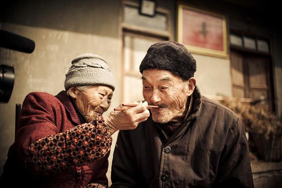 2012年11月08日,四川省眉山市,两位老人互喂生日蛋糕。