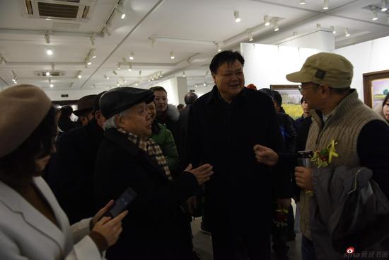 溧阳市委常委、宣传部部长张爱文先生（中）出席开幕仪式，并饶有兴趣参观画展