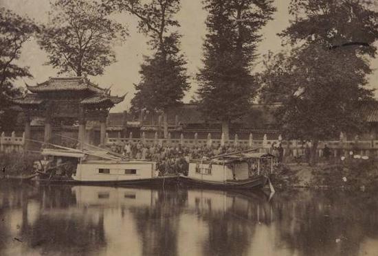     1870年代，西方摄影师拍摄的《靠岸》，记录了当年船只停靠孔庙前汇龙潭边，人们迎接客人的情景。

