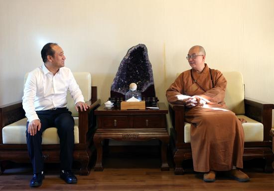 中国佛教协会会长、北京龙泉寺方丈学诚大和尚与郭凯歌亲切交流