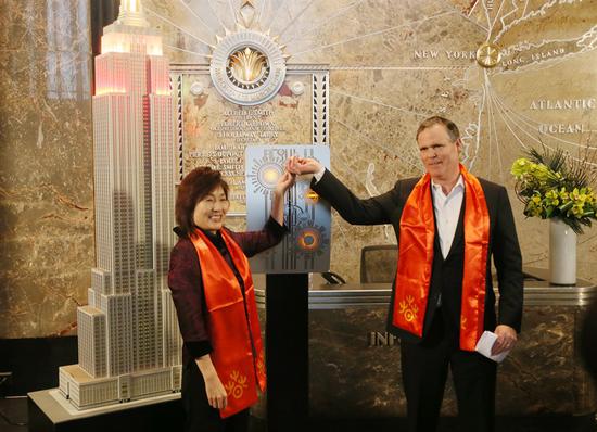 　　中国驻纽约总领事章启月女士与帝国房地产信托公司董事长兼首席运营官约翰·凯斯勒（John B. Kessler）一同出席帝国大厦亮灯仪式（摄影：Chris Lee）
