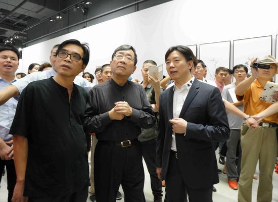 管峻老师与著名学者 余秋雨参观展览