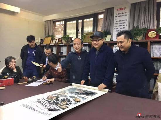 专家们在公开征集现场鉴赏《新安江新貌》(右起:魏辉先生、吴超先生、万寿先生)