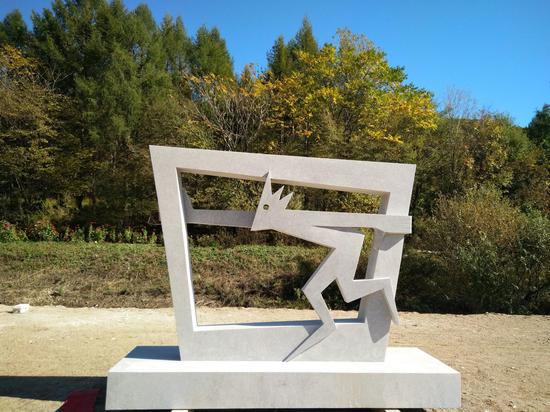 刘洋在2017通河国际雕塑创作营中创作的作品《撑门面》