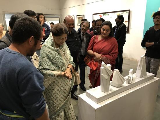 　　巴罗达女王参观ITM国际雕塑创作营作品展，着绿色沙丽的为女王，着红色沙丽的为ITM学院校长Kanupriya Singh女士