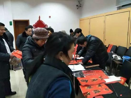研究院学员们写对联,现场氛围热烈