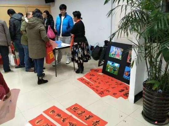 研究院学员们写对联,现场氛围热烈