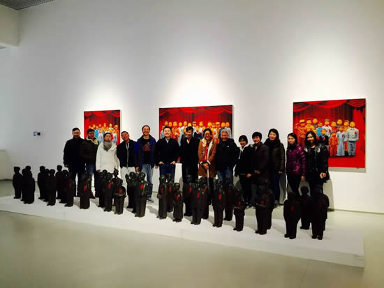 艺术家王加诺带领香港合富辉煌集团人士前来参观展览