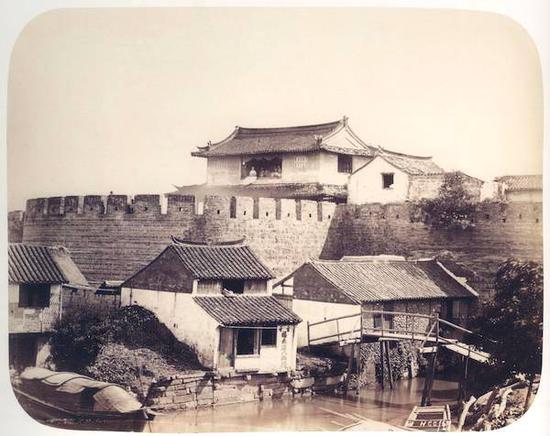 1867年，嘉定城西门城墙，亨利·查尔斯·坎米奇拍摄。

