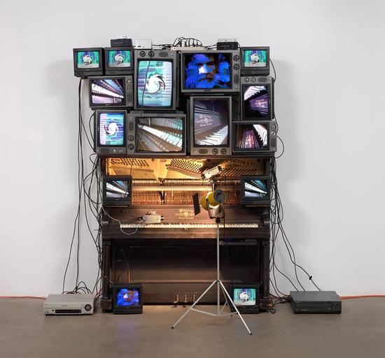 　　白南准，《无题》（Untitled，1993），© 2013 Estate of Nam June Paik 图片：Courtesy of The Museum of Modern Art