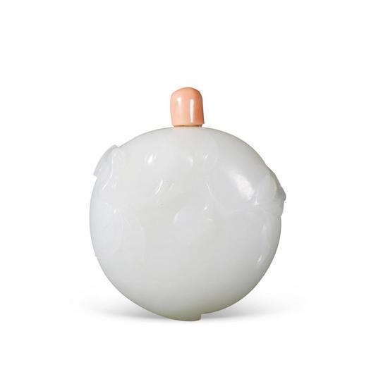 Lot 1101 清中期 白玉桃形鼻烟壶 5.5cm×4.5cm