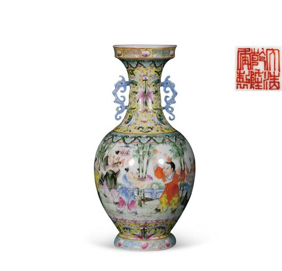 Lot 1058 民国 粉彩婴戏图双耳瓶 高:24.5cm;口:7.2cm;底:7cm