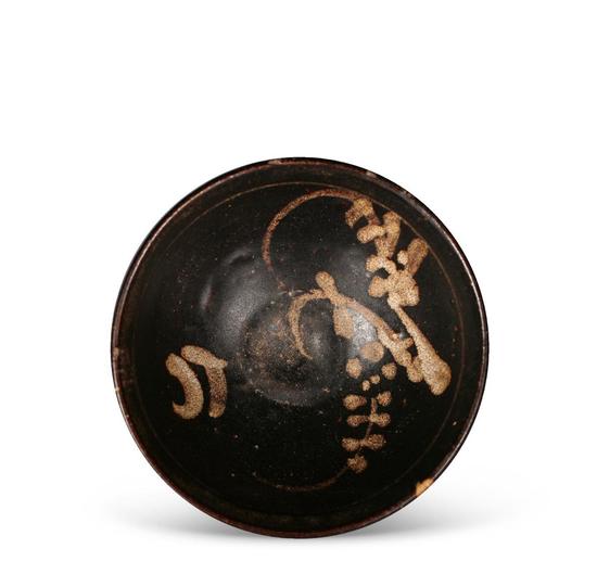 Lot 1086 　　明代 吉州窑月影梅盏 　　高：5.3cm；口：11.5cm；底：4.5cm