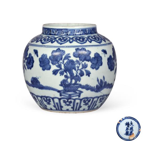 Lot 1017 明嘉靖 青花盆景图罐 高:14cm;口:8.5cm;底:9.2cm