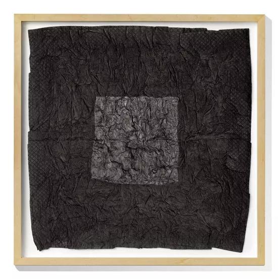 Lot 611 杨诘苍 千层墨 1995年 纸本综合材料 39.5×39.5cm。