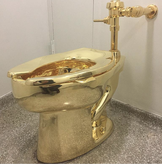 纽约古根海姆博物馆展出的黄金马桶（图片来源：《新闻周刊》）