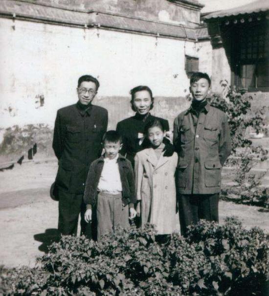 张葱玉一家在北京南锣鼓巷家中