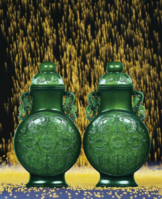青玉缠枝花纹抱月瓶一对 18cm,high 230g 18cm,high 221g
