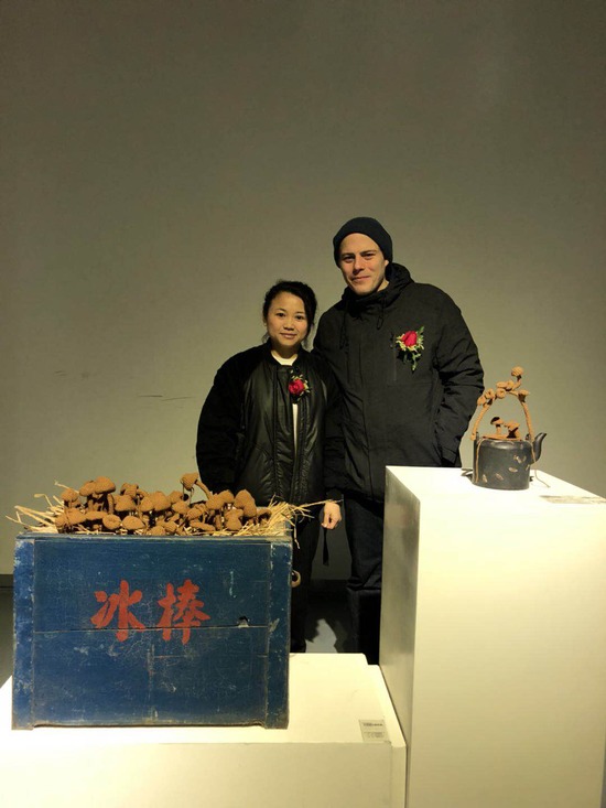 参展艺术家欧阳雪芬与德国艺术家Dirk Baumanns合影