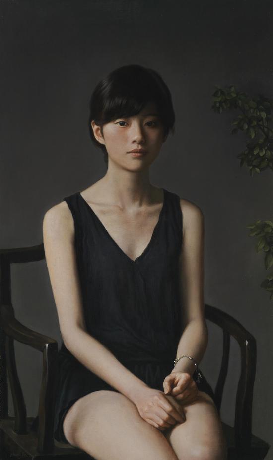 张飞《坐在椅子上的女孩》57x95cm