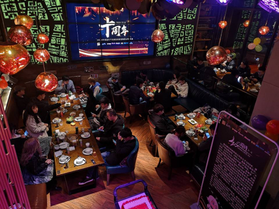 音乐、美食环绕,节目助兴。