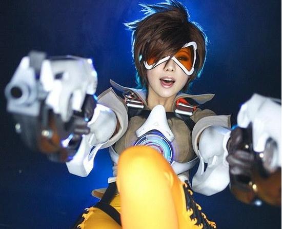 大秀性感翘臀! 螺旋猫Cos猎空