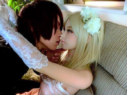 工口漫画家跟性爱娃娃亲热,结果过敏了…